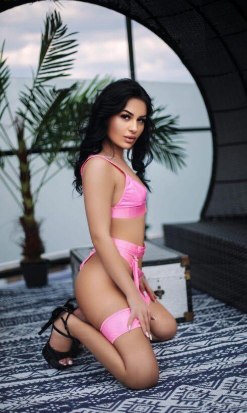 Young brunetteGFE and party escort available in central London